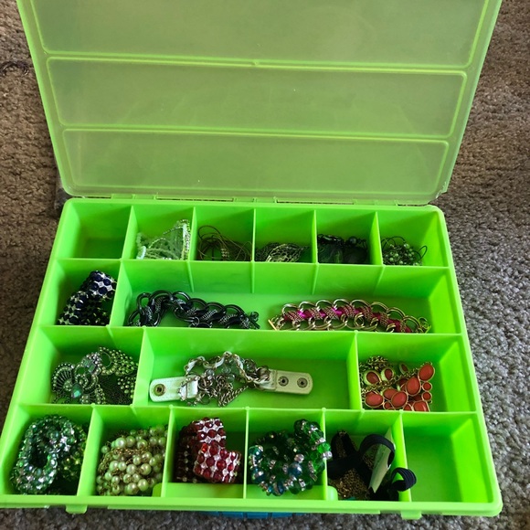 Entire box of necklace/bracelets - Picture 2 of 2